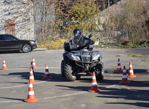 Путешествие на квадроцикле по городским улицам и автодорогам, открытым для общественного использования.