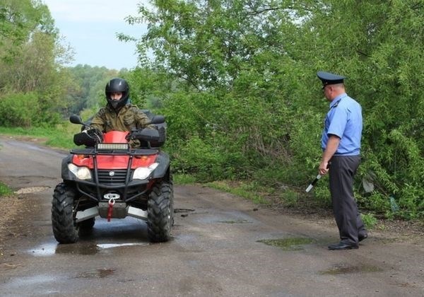 Путешествие на квадроцикле по городским улицам и автодорогам, открытым для общественного использования.